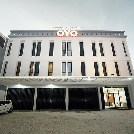 Super Oyo Capital O 449 The Colins Keputih Exterior foto