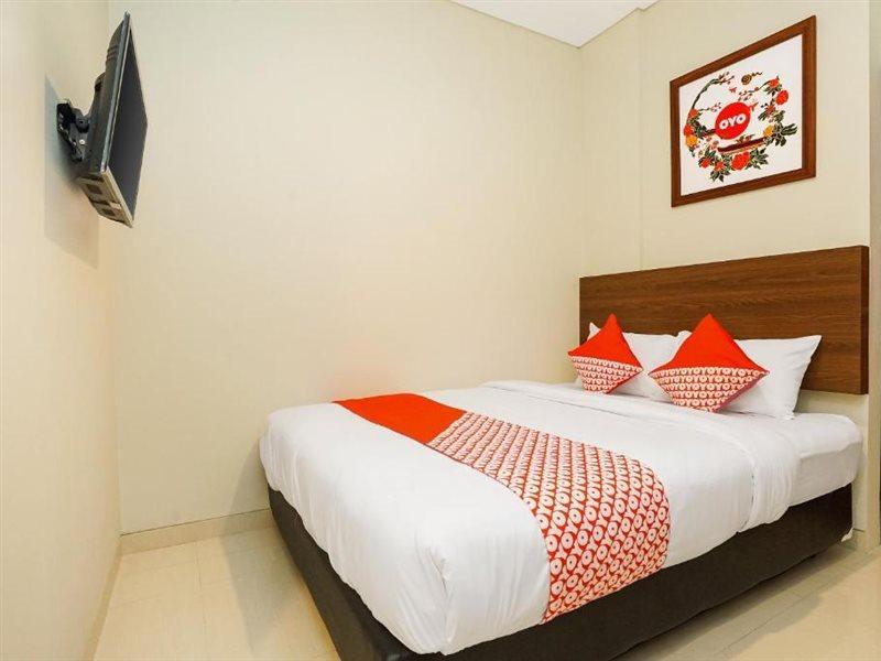 Super Oyo Capital O 449 The Colins Keputih Exterior foto