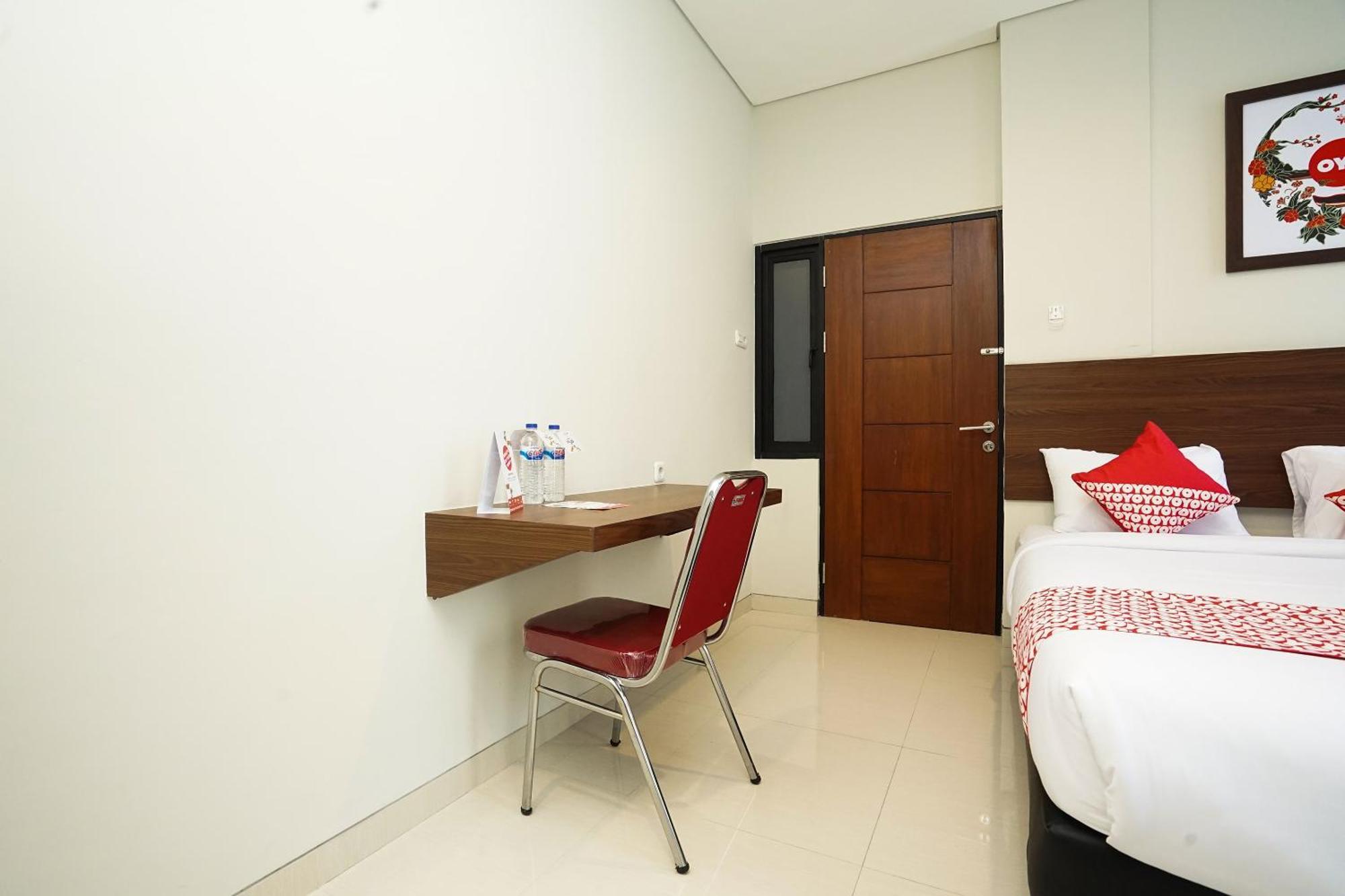 Super Oyo Capital O 449 The Colins Keputih Exterior foto