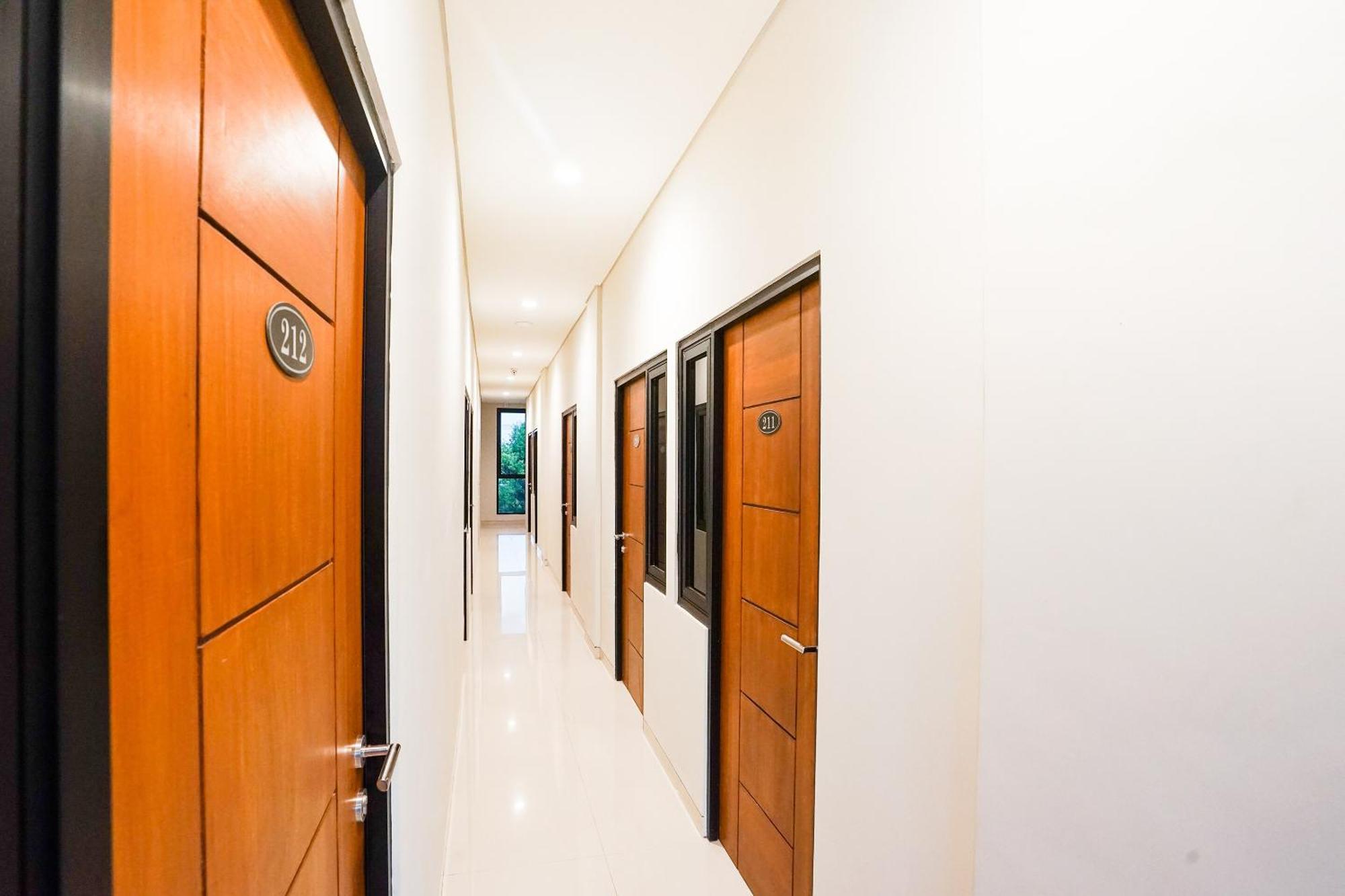 Super Oyo Capital O 449 The Colins Keputih Exterior foto