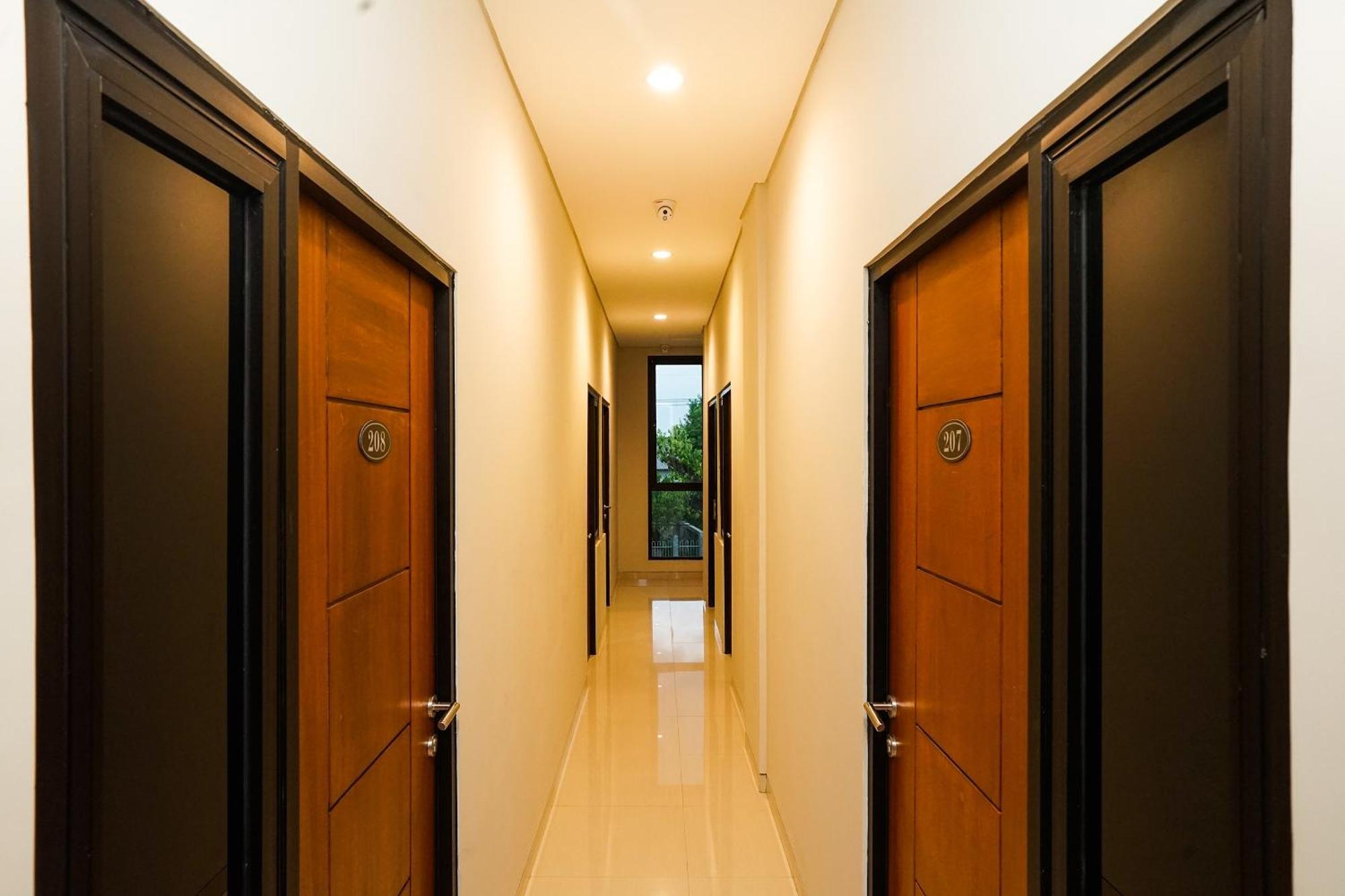 Super Oyo Capital O 449 The Colins Keputih Exterior foto