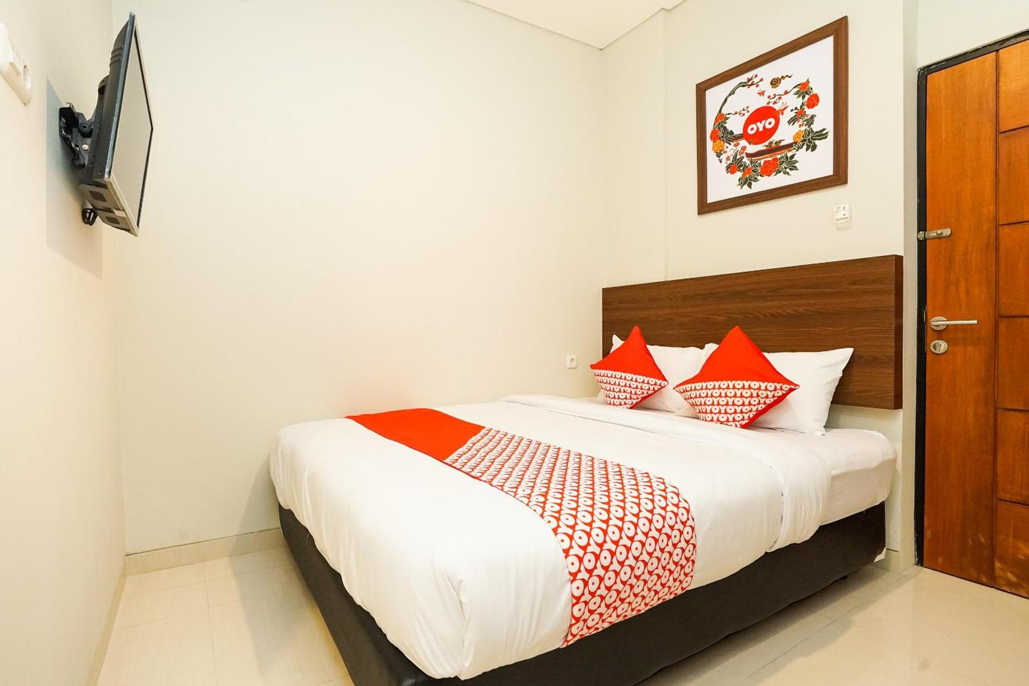 Super Oyo Capital O 449 The Colins Keputih Exterior foto