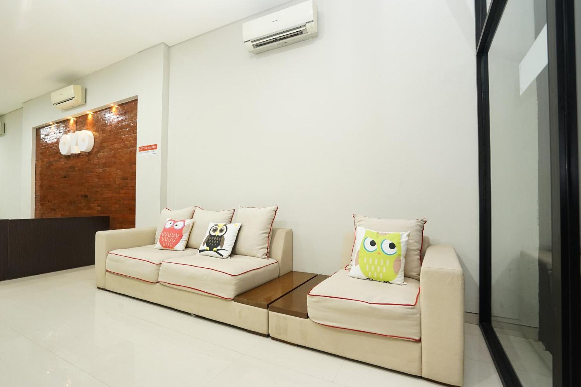 Super Oyo Capital O 449 The Colins Keputih Exterior foto